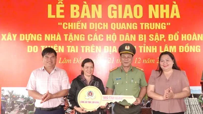 Công an tỉnh Lâm Đồng bàn giao 3 căn nhà hỗ trợ người dân sau lũ, khẳng định tinh thần vì dân phục vụ trong Chiến dịch Quang Trung.