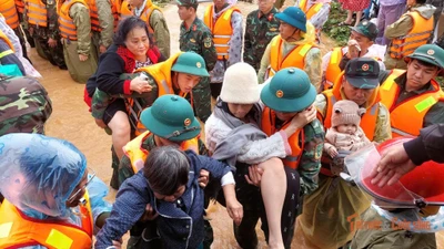 Thủ tướng yêu cầu phân phối tiền, hàng cứu trợ nhanh nhất, hiệu quả nhất