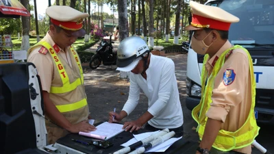 Lực lượng CSGT tỉnh Lâm Đồng xử phạt hơn 1.100 trường hợp vi phạm an toàn giao thông trong 5 ngày đầu năm mới.