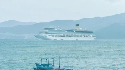 Tàu Costa Serena neo ở vịnh Nha Trang sáng mùng 4 Tết.