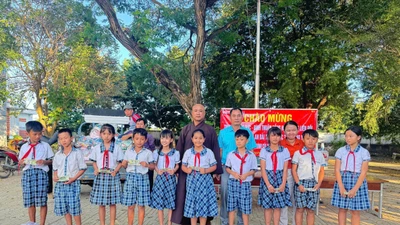 150 phần quà thiết yếu dành cho các em học sinh.