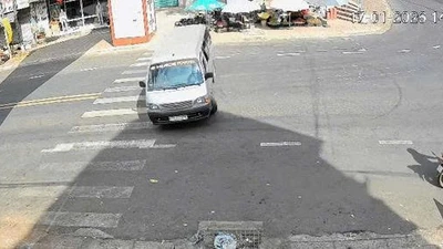 Xe trung chuyển hành khách gây náo loạn khu vực cổng chào xã Kiến Đức.