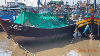 Nước sông Cà Ty dâng cao, nhiều tàu cá trôi tự do