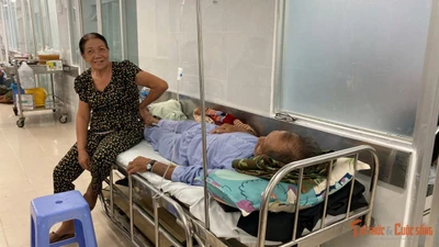 Một trong số 97 nạn nhân bị ngộ độc tại bệnh viện.