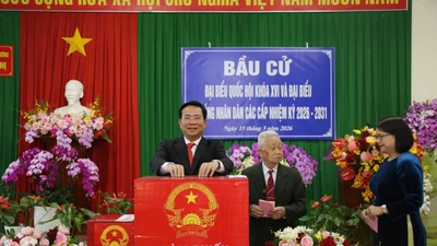 Đồng chí Hồ Văn Mười – Ủy viên Ban Chấp hành Trung ương Đảng, Phó Bí thư Tỉnh ủy, Chủ tịch UBND tỉnh, Phó Chủ tịch Ủy ban Bầu cử tỉnh bỏ phiếu tại khu vực bỏ phiếu số 19 (thôn Nghĩa Thị, xã Đơn Dương).