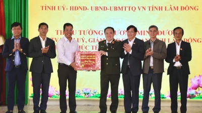 Thiếu tướng Trương Minh Đương, Ủy viên Ban Thường vụ Tỉnh ủy, Giám đốc Công an tỉnh Lâm Đồng tặng quà Tết tại xã Hòa Bắc.