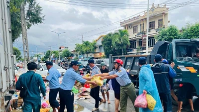 Khánh Hòa: Người thuê trọ ở khu vực ngập lụt được hỗ trợ gói cứu trợ khẩn cấp