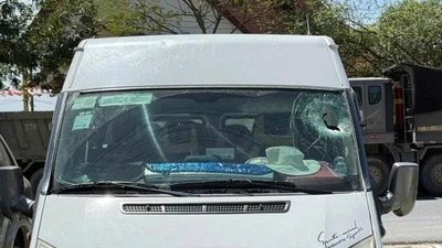 Chiếc xe bị đá rơi làm vỡ kính, 2 người thương vong.