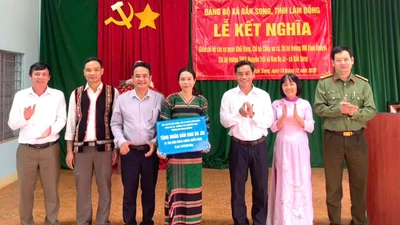 Đồng chí Phó Bí thư Thường trực Đảng ủy xã và đại diện các chi bộ trao tặng quà cho Nhân dân bon Bu Jri.