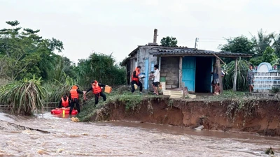 Lũ cuốn trôi đường bê tông, 13 hộ dân ở Lâm Đồng bị cô lập