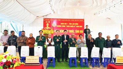 Tặng quà cho người dân tại Bệnh xá Trung đoàn 726, Binh đoàn 16, xã Quảng Trực.