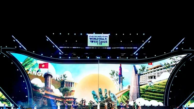 Quảng trường Lâm Viên rực sáng trong đêm khai mạc Lễ hội Trà quốc tế 2025.