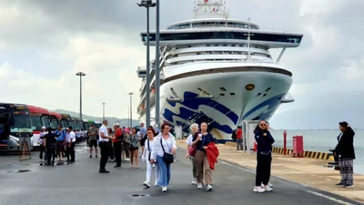 Tàu Diamond Princess (quốc tịch Bermuda) cập Cảng quốc tế Cam Ranh, đưa theo 2.750 du khách.