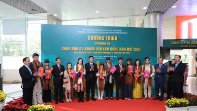 10 vị khách may mắn nhận quà lưu niệm trong lễ đón “xông đất” du lịch.