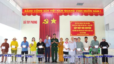 Trao quà hỗ trợ các hộ đồng bào dân tộc thiểu số có hoàn cảnh khó khăn xã Tuy Phong.