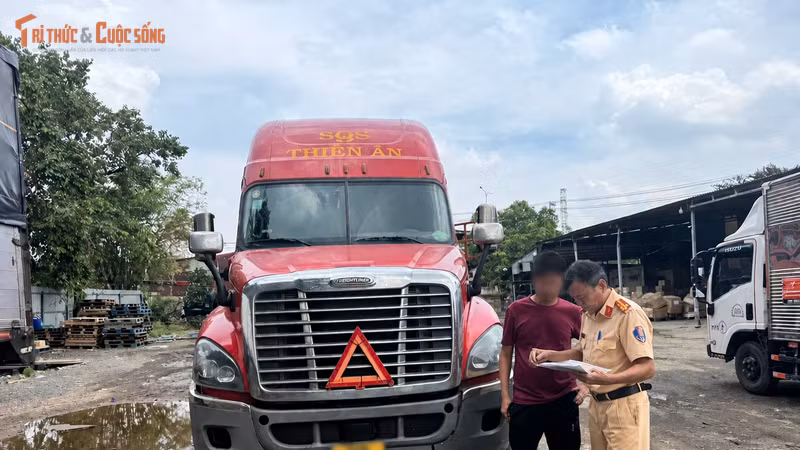 Lý do bất ngờ tài xế xe đầu kéo chạy ngược chiều trên QL1