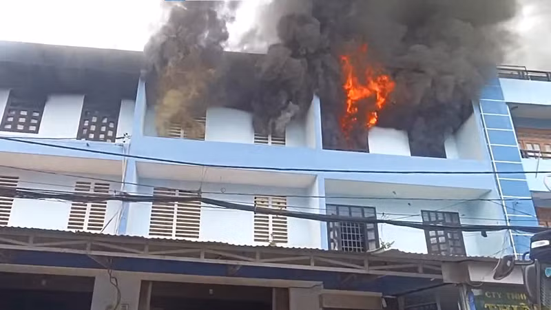 Kho điện máy bốc cháy dữ dội, công nhân lao vào cứu hàng hóa