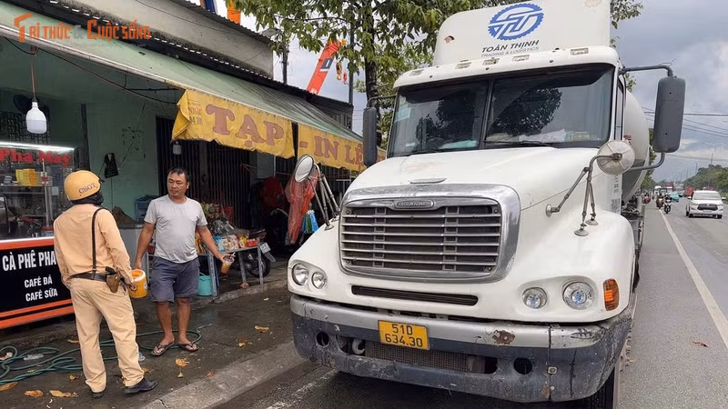 CSGT TP HCM xử lý vi phạm dừng đỗ xe, đảm bảo trật tự an toàn giao thông