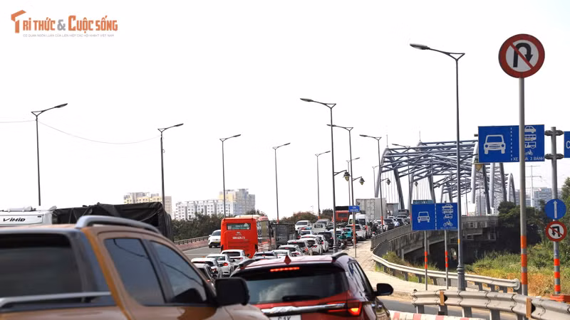 Kẹt xe tại cửa ngõ phía Đông TP HCM ngày đầu nghỉ lễ 30/4
