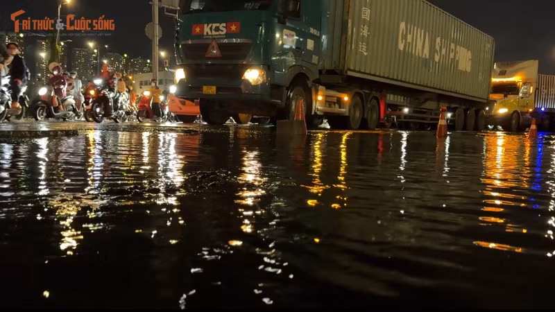 Container gặp sự cố tại công trình trọng điểm sau mưa lớn ở TP HCM