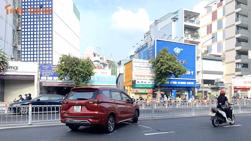 Xe ô tô tông dải phân cách trong ngày đầu đường Cộng Hòa đổi làn tại TP HCM