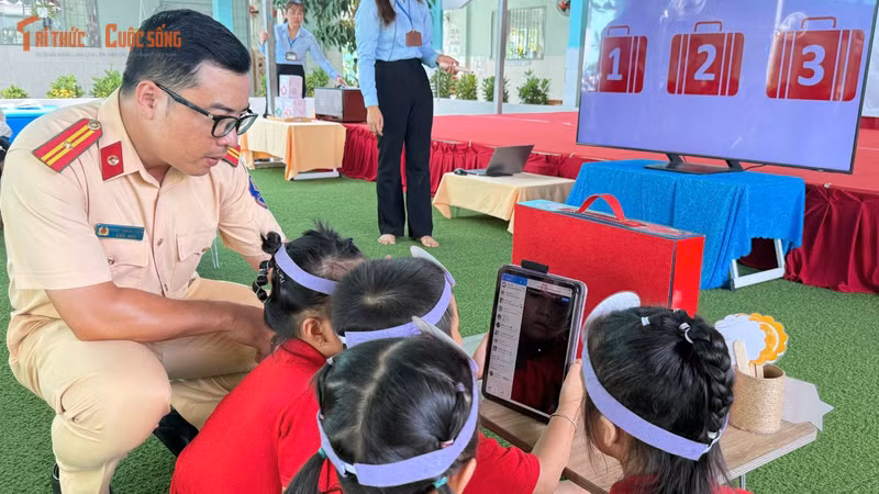 Học an toàn giao thông từ nhỏ, trẻ mầm non thích mê