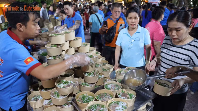 Tiệm mì 0 đồng chuyển đổi món giúp người nghèo có bữa tối ấm áp