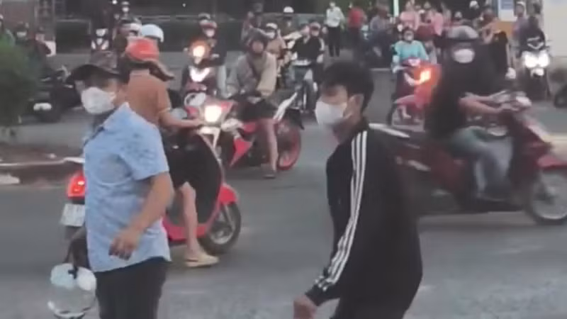 Hàng loạt thanh niên mang hung khí gây rối khu công nghiệp TP HCM