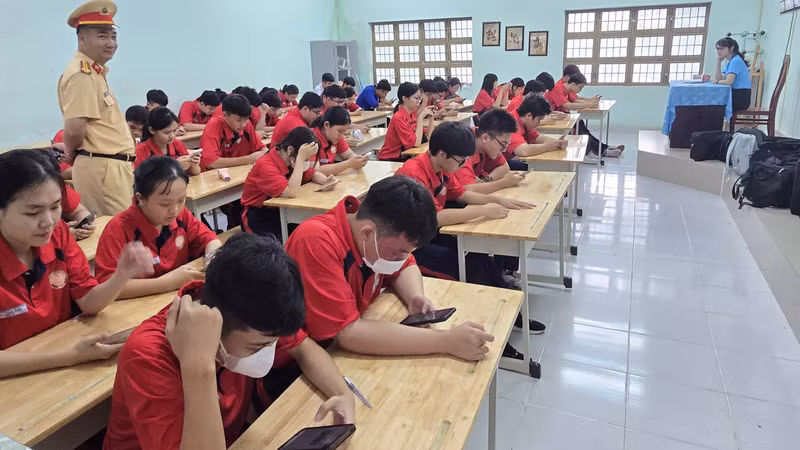 CSGT cấp chứng nhận kỹ năng lái xe an toàn cho học sinh tại TP HCM