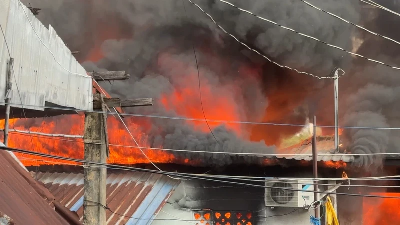 Cháy lớn phía sau chợ Bình Trưng TP HCM sáng 11/1