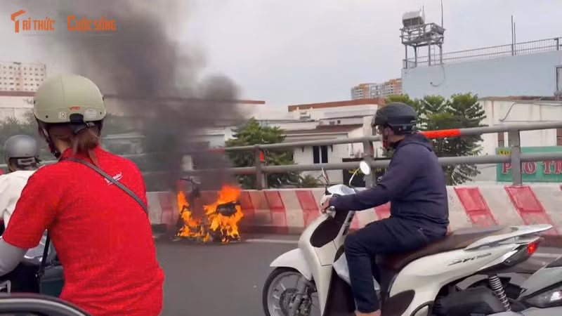 Cháy xe máy dữ dội trên cầu Bình Lợi, người dân cố gắng dập lửa bất thành