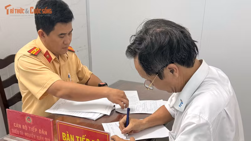 Lái xe chở tiền trên vỉa hè bị phạt nặng tại TP HCM