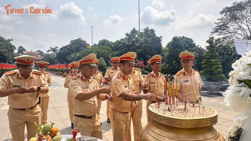 CSGT Rạch Chiếc tri ân anh hùng liệt sĩ kỷ niệm 51 năm thống nhất đất nước