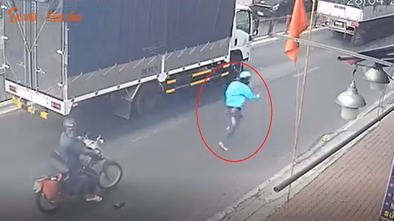 Thanh niên cướp vàng trên đường bị dân bắt giữ sau cuộc rượt đuổi gay cấn