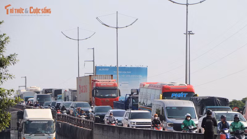 Người dân TP HCM về quê nghỉ lễ dài ngày, giao thông nhộn nhịp cuối ngày 29/4