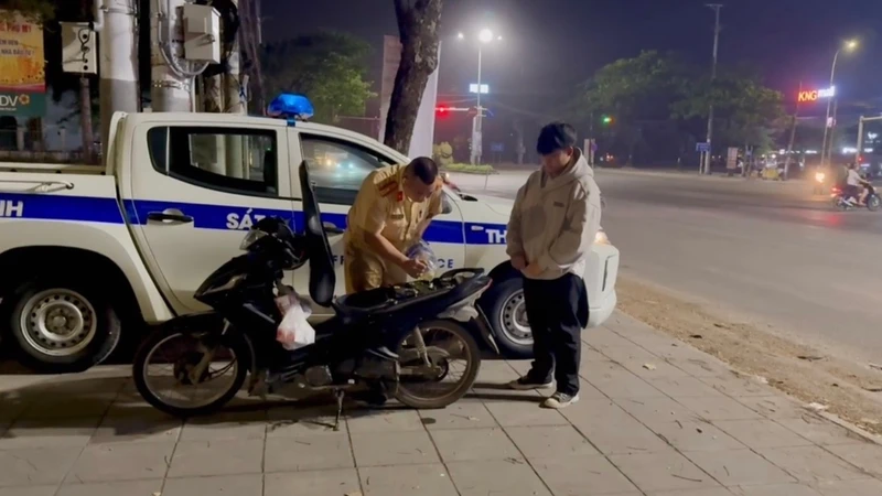 Hành động đẹp của đội trưởng CSGT giúp dân giữa đêm khuya