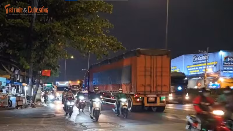 Xe container đi ngược chiều trên quốc lộ gây lo lắng cho người đi đường