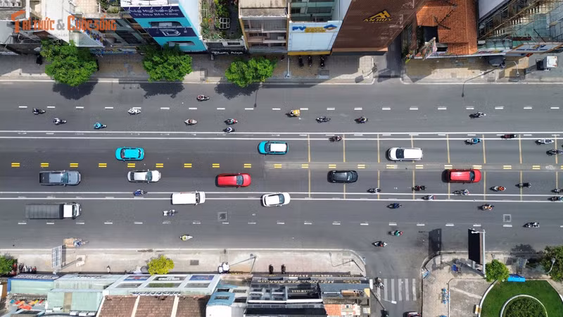 Lưu thông trên đường "đảo chiều" đầu tiên ở TP HCM sao cho đúng?