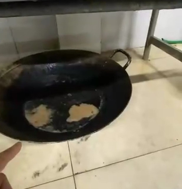 Những chảo dầu đen kịt dùng chiên thức ăn cho học sinh khiến phụ huynh bức xúc. Ảnh: Phụ huynh cung cấp suat-an-hoc-duong.jpg