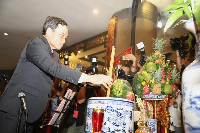 Bí thư Thành ủy Trần Lưu Quang dâng hương tưởng nhớ tổ tiên, ghi tạc công đức to lớn của các Vua Hùng - Ảnh: VGP/Vũ Phong