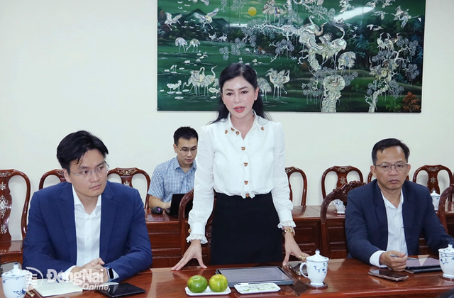 Bà Lê Hồng Thủy Tiên, Tổng giám đốc Tập đoàn Liên Thái Bình Dương trao đổi tại buổi làm việc. Ảnh: Vương Thế screen-shot-2025-05-16-at-103323.png