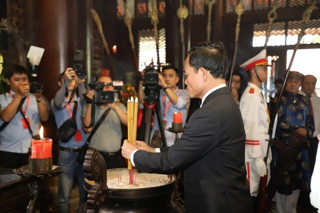 Bí thư Thành ủy Trần Lưu Quang dâng hương bày tỏ lòng biết ơn và ghi nhận công đức đối với Đức Lễ Thành Hầu Nguyễn Hữu Cảnh - Ảnh: VGP/Vũ Phong