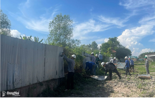 Lực lượng chức năng tháo dỡ công trình trên đất của 1 hộ dân thuộc tờ bản đồ số 24, xã Long Đức. Ảnh: Huy Hoàng screen-shot-2025-05-19-at-095151.png