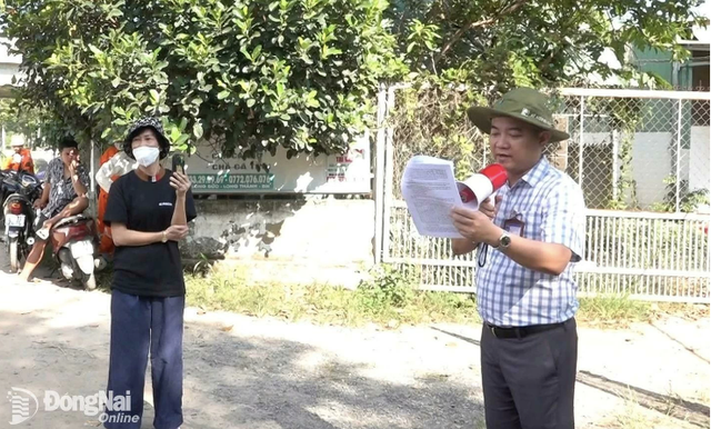 Ban cưỡng chế thu hồi đất Dự án Thành phần 1, thuộc Dự án Đường cao tốc Biên Hòa - Vũng Tàu của huyện Long Thành đọc thông báo trước khi thực hiện cưỡng chế. Ảnh: Huy Hoàng screen-shot-2025-05-19-at-095127.png