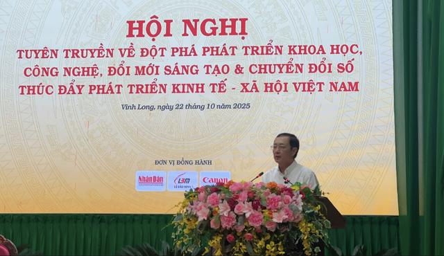 Ông Huỳnh Thành Đạt, Ủy viên Ban chấp hành Trung ương Đảng, Phó Trưởng Ban Tuyên giáo và Dân vận Trung ương phát biểu tại hội nghị. screen-shot-2025-10-22-at-113817.png