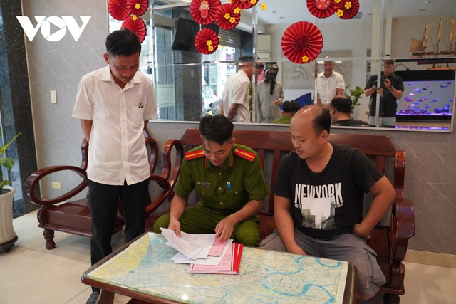 Cơ quan chức năng đang kiểm tra thủ tục kinh doanh khách sạn, trong đó có phòng cháy chữa cháy. (Ảnh: Hoàng Minh) Cơ quan chức năng đang kiểm tra thủ tục kinh doanh khách sạn, trong đó có phòng cháy chữa cháy. (Ảnh: Hoàng Minh)