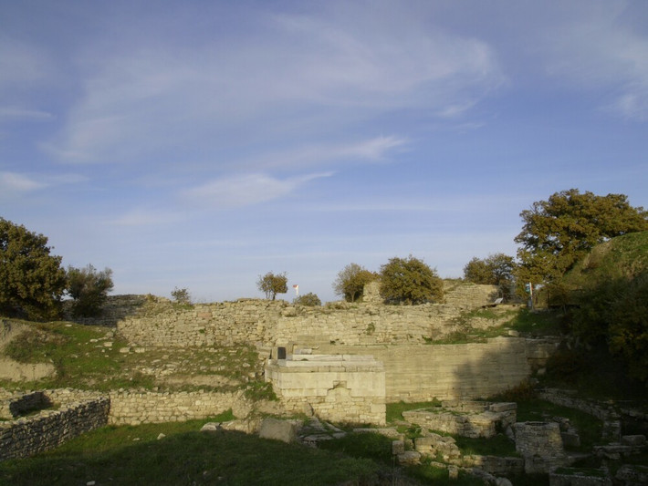 Việc tìm thấy chiếc trâm bằng vàng đã giúp đưa ra câu trả lời một cách thuyết phục về mốc thời gian trên là khoảng năm 2500 trước Công nguyên. Đồng thời, phát hiện mới còn cung cấp một điểm cố định cho mốc thời gian thời Đồ đồng của thành Troy. Ảnh: whc.unesco.org.