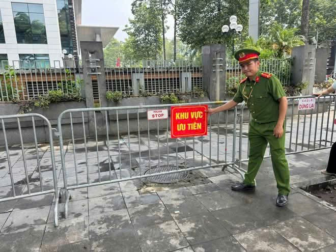 Một ngày trước Lễ Tổng duyệt cấp Nhà nước diễu binh, diễu hành kỷ niệm 80 năm Quốc khánh 2/9, Công an thành phố Hà Nội cho biết, tại khu vực đường Hùng Vương - Trần Phú (phường Ba Đình, Hà Nội) đã bố trí hơn 5.000 chỗ ngồi ưu tiên, dành riêng cho các cựu chiến binh và người cao tuổi đến theo dõi buổi tổng duyệt chương trình A80.