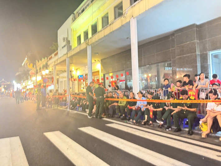 Theo Công an phường Ba Đình, khu vực ưu tiên được sắp xếp ở vị trí lý tưởng, tầm nhìn rộng, giúp đại biểu và người cao tuổi có thể theo dõi toàn cảnh chương trình trong sự thoải mái, thuận tiện.