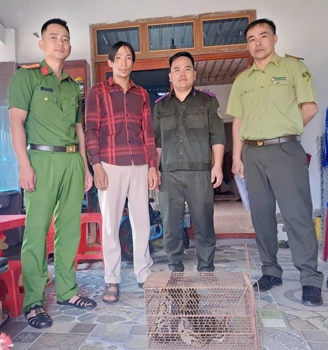 Ngày 15/9, Công an xã Kỳ Anh tiếp nhận một cá thể trăn đất, nặng khoảng 10 kg do anh Trần Văn Hiệp (SN 1995, trú tại thôn Đồng Trụ Tây). Cá thể trăn đất này được anh Hiệp phát hiện trong quá trình làm vườn. Ảnh: suckhoedoisong.